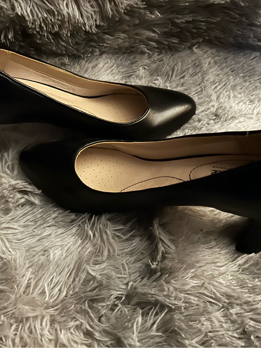 Life Stride Black Pointed-Toe Mid Heel Pump